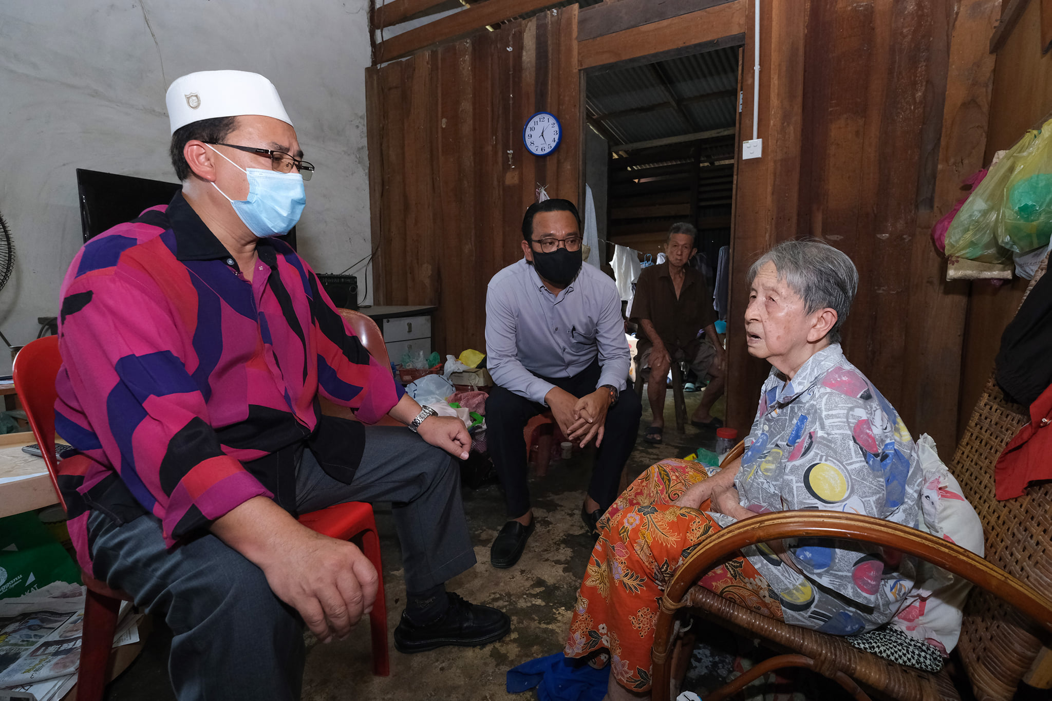 Warga Emas Kaum Tionghua Terima 'Angpau'