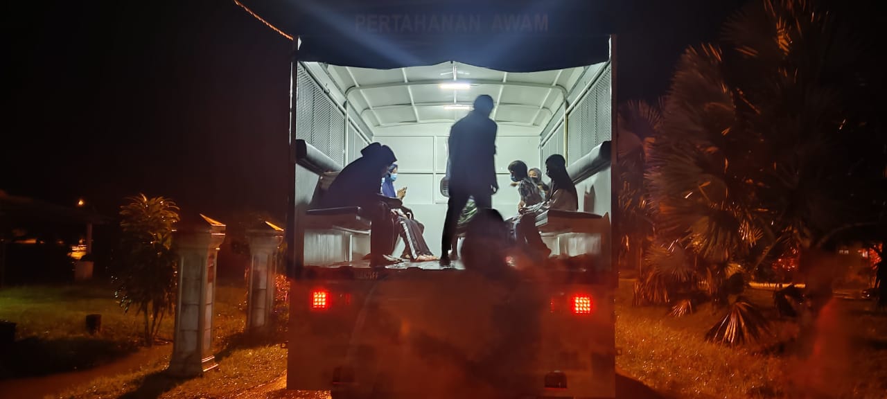 APM Hulu Terengganu Bantu Pindah Mangsa Banjir Kuarantin Covid-19