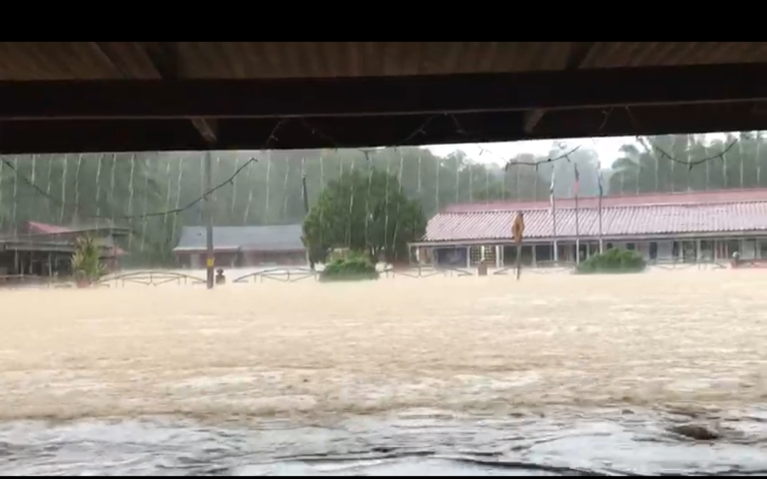 Operasi Menyelamat Mangsa Banjir Sukar, Pasukan Terkandas
