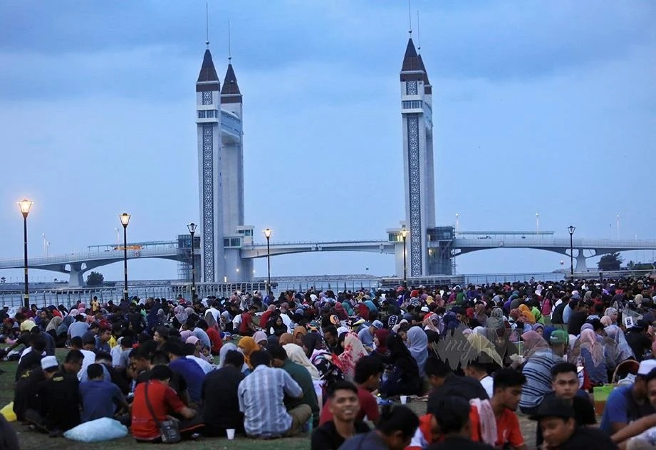 Kebenaran Buka Puasa Di Kawasan Lapang Dimuktamad 1 April