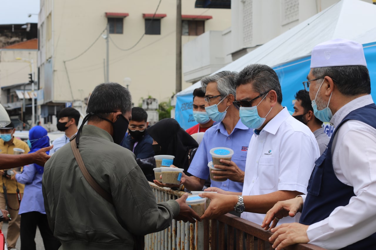 Terengganu Inc Teruskan Tradisi Agih 3,000 Bekas Bubur Lambuk