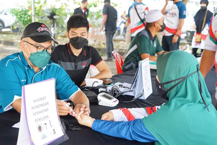 KETENGAH, Muafakat Sejahtera Sumbang 300 Bakul Makanan Kepada Asnaf Kijal