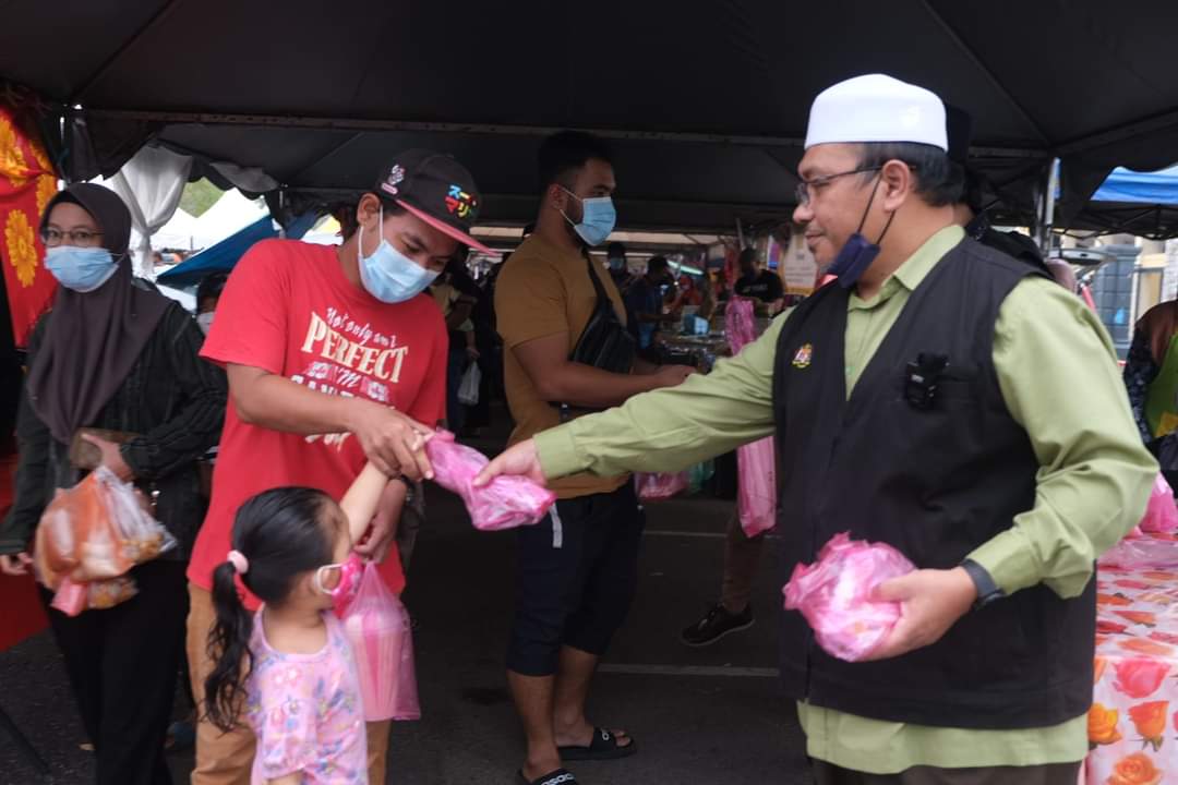 Borong Kuih Muih Bazar Ramadan Beri Kepada orang Ramai