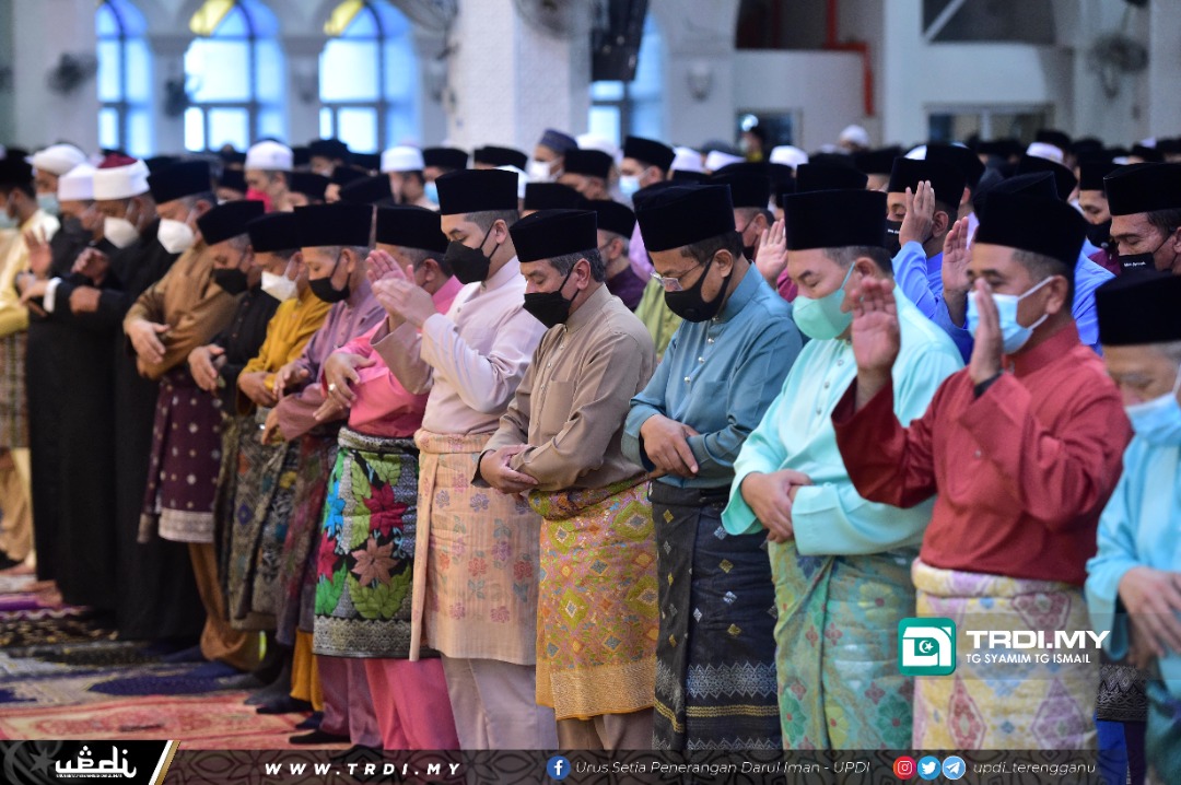Sultan Terengganu Solat Aidilfitri Bersama 3,000 Jemaah