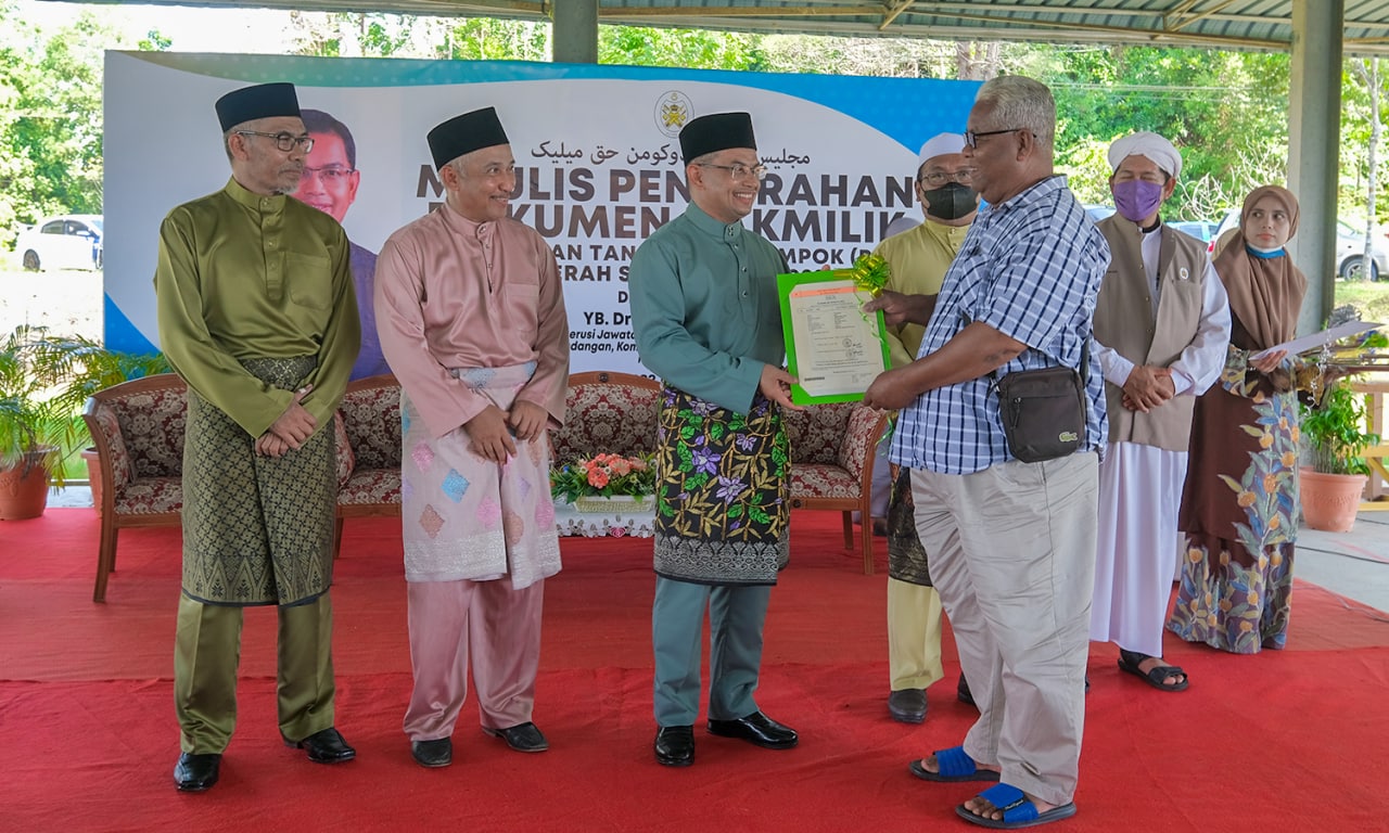 Senyum Lebar, 320 Orang Bersyukur Genggam Geran Tanah