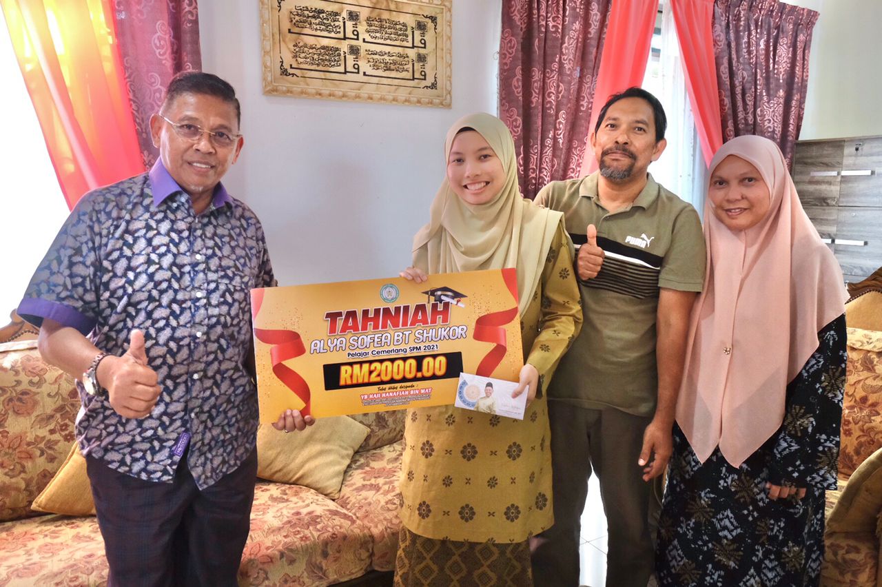 ADUN Chukai Serah Sumbangan Kepada Pelajar Cemerlang SPM