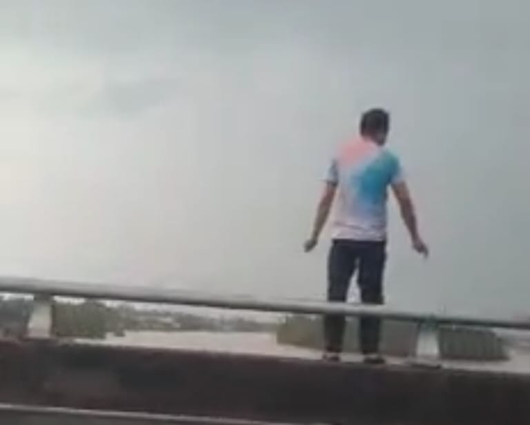 Orang Awam Berjaya Halang Lelaki Terjun Jambatan