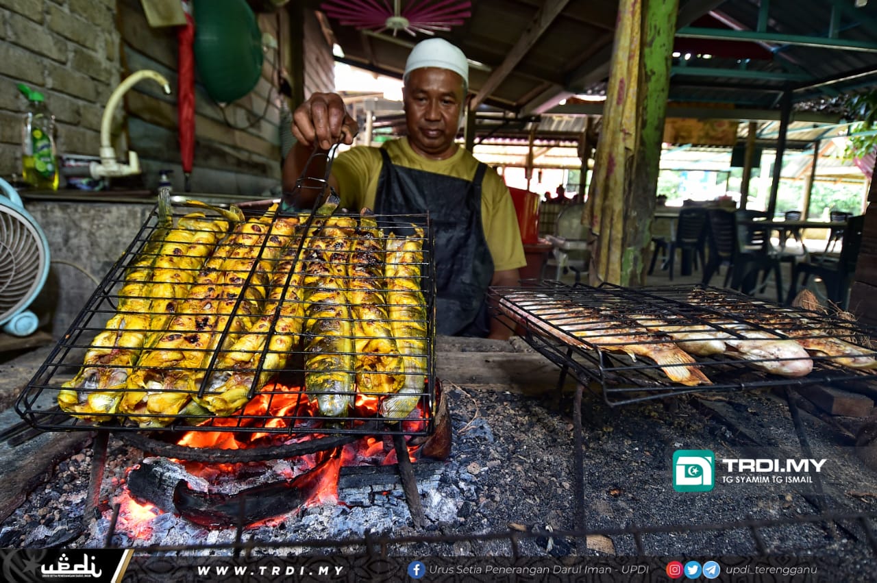 Aroma Dapur Kayu Warung Mek Lamah Sajikan Kelainan