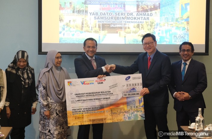 Dr Sam Sumbang RM 50,000 Anugerah Kecemerlangan Pelajar UKM