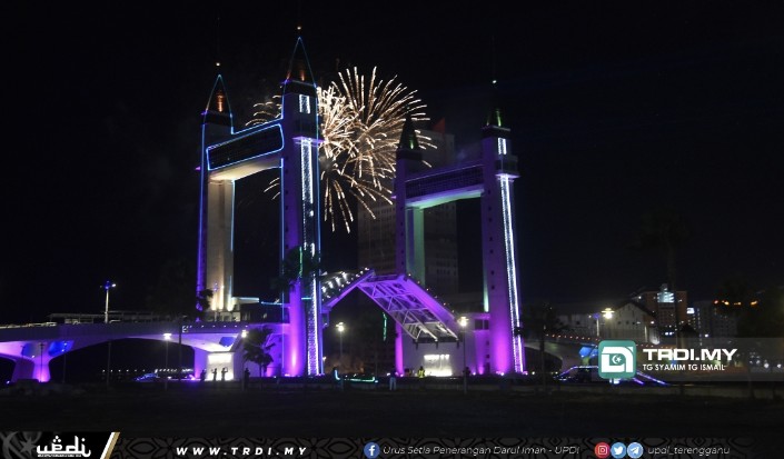 Sultan Mizan Rasmi Jambatan Angkat Kuala Terengganu