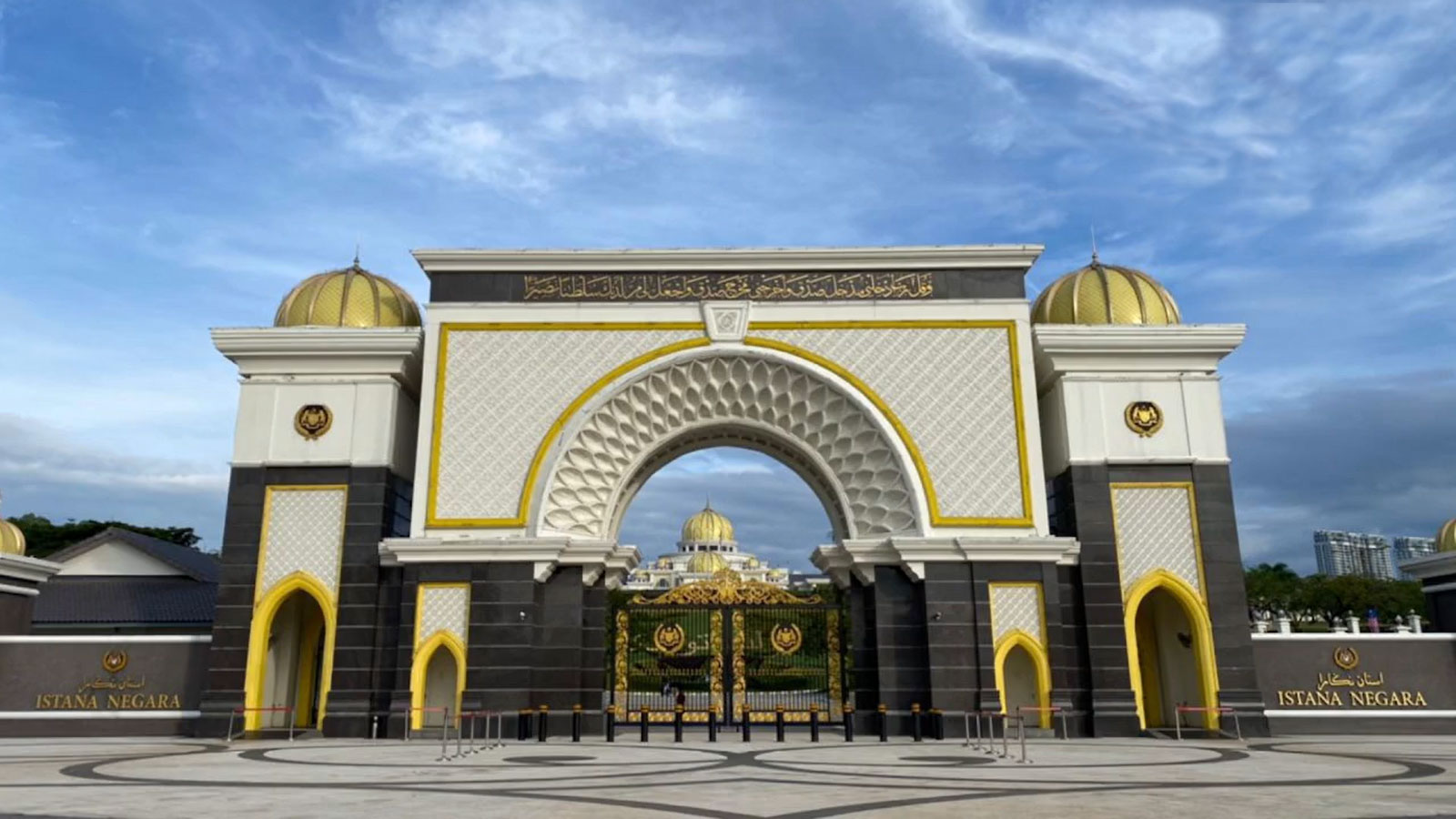 Agong Seru Rakyat Terus Bertenang