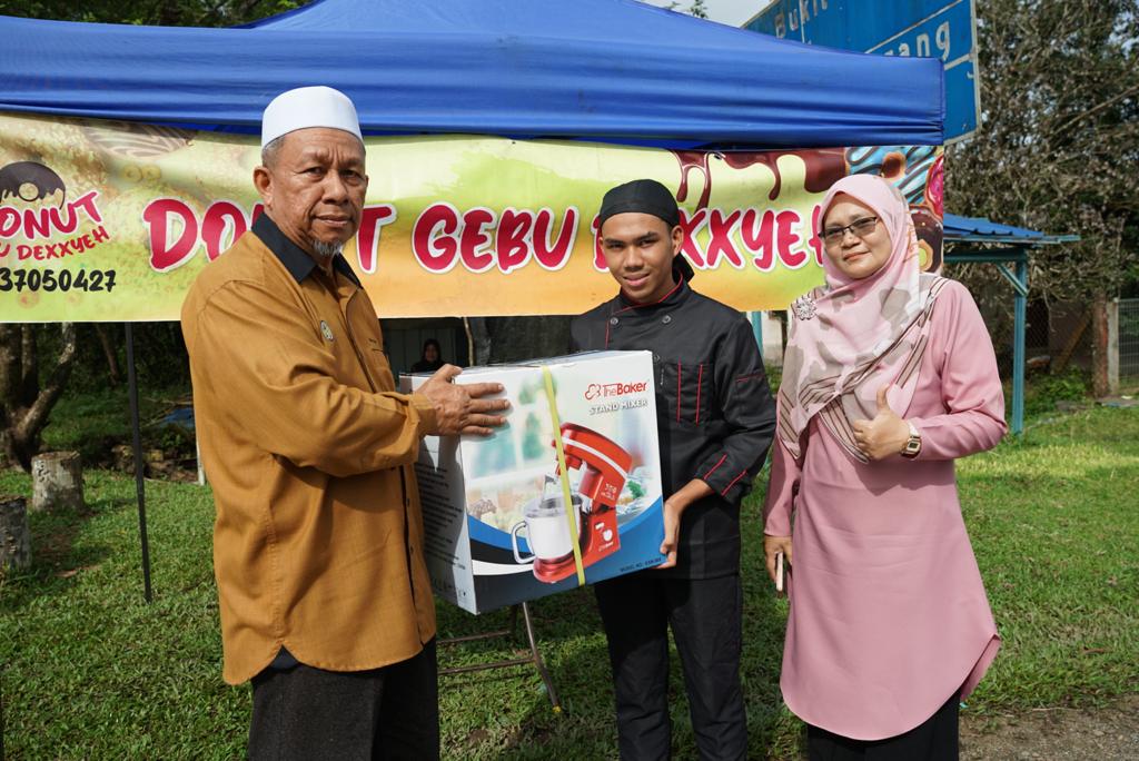 Pelajar Pendidikan Khas Lincah Jual Donat