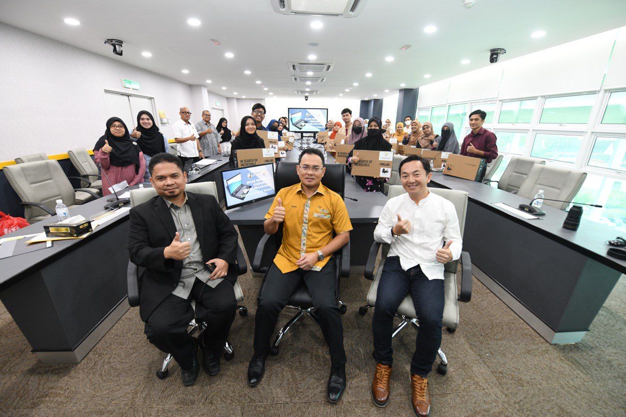 24 Pelajar UniSZA Terima Komputer Riba