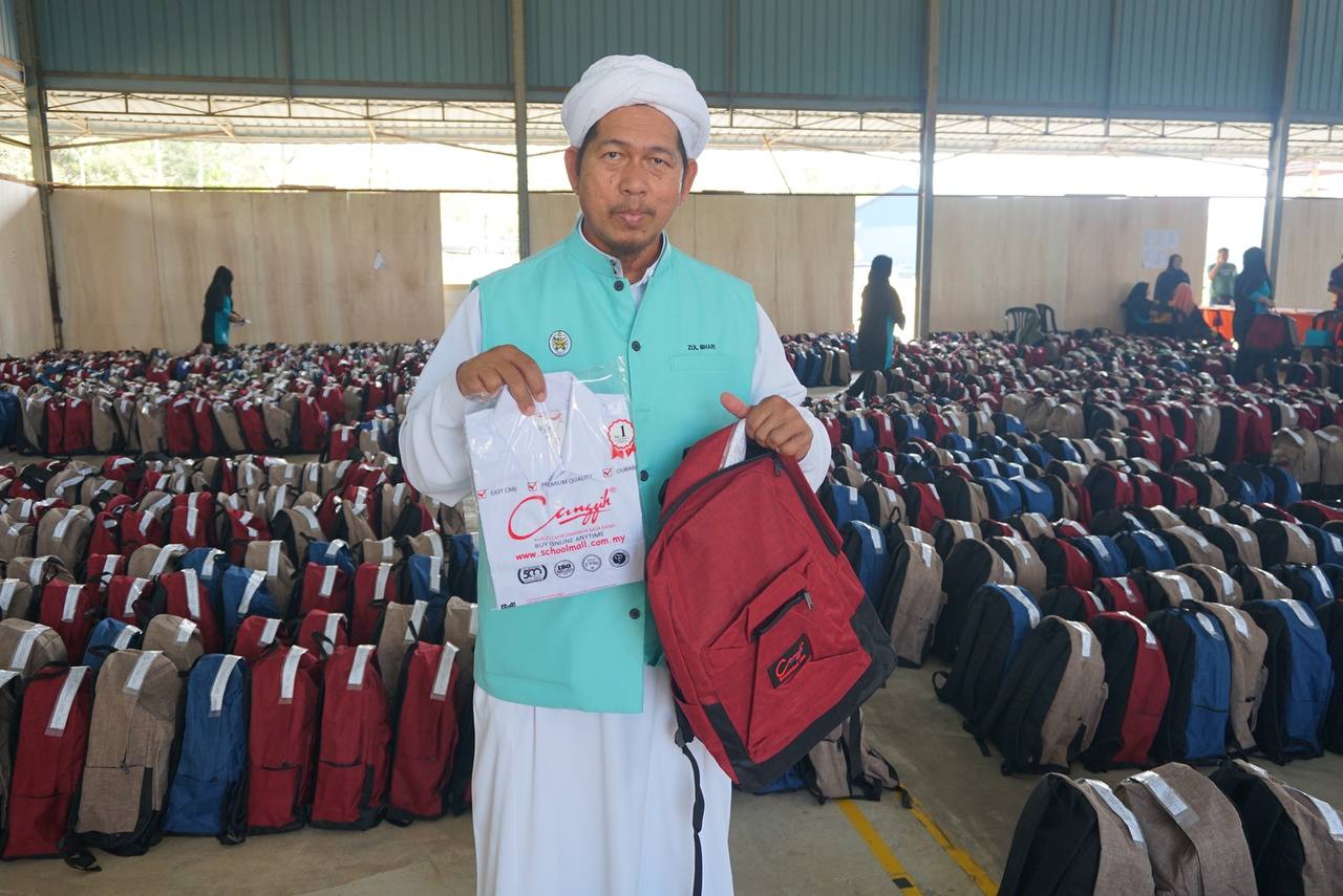 2,502 Terima Pakaian Sekolah Baharu