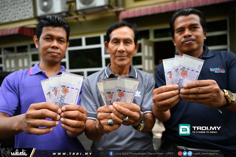 Warga Emas Terharu Kerajaan Terengganu Bagi Duit Raya