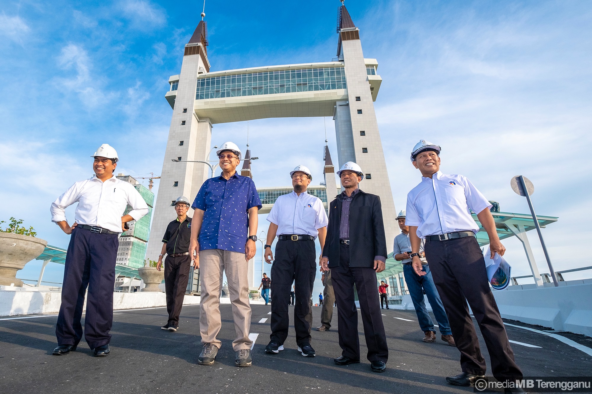 Pemimpin Bertukar, Projek Dibatal, Rakyat Merana