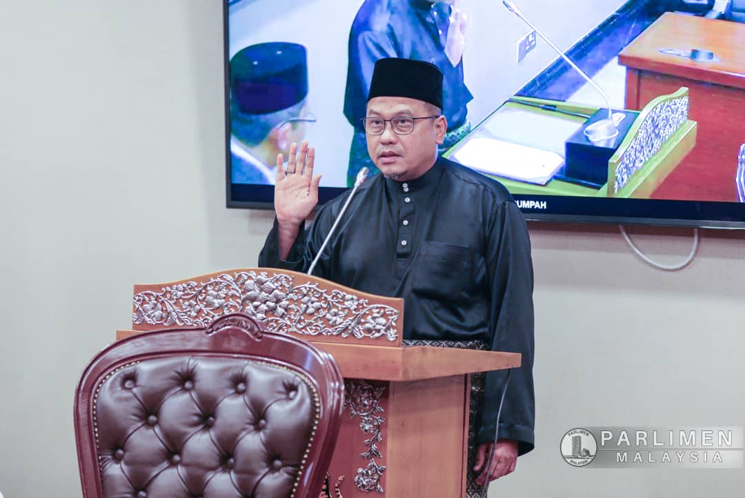 Ahmad Amzad Angkat Sumpah Ahli Dewan Rakyat