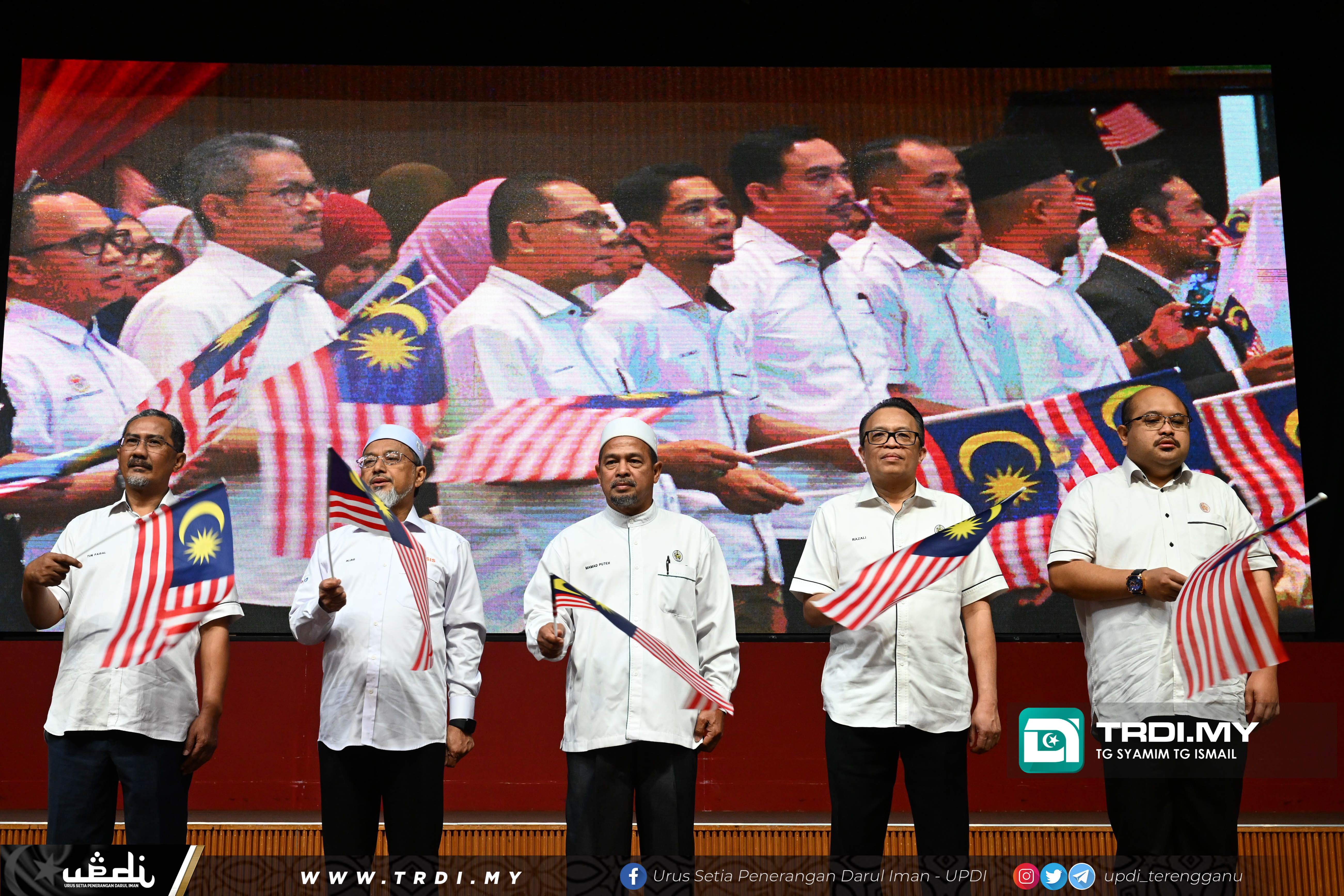 YB Dr Mamad Puteh mewakili YAB MB menyempurnakan Kempen Kibar Jalur Gemilang 2023 bertempat di Dewan Besar Wisma Darul Iman