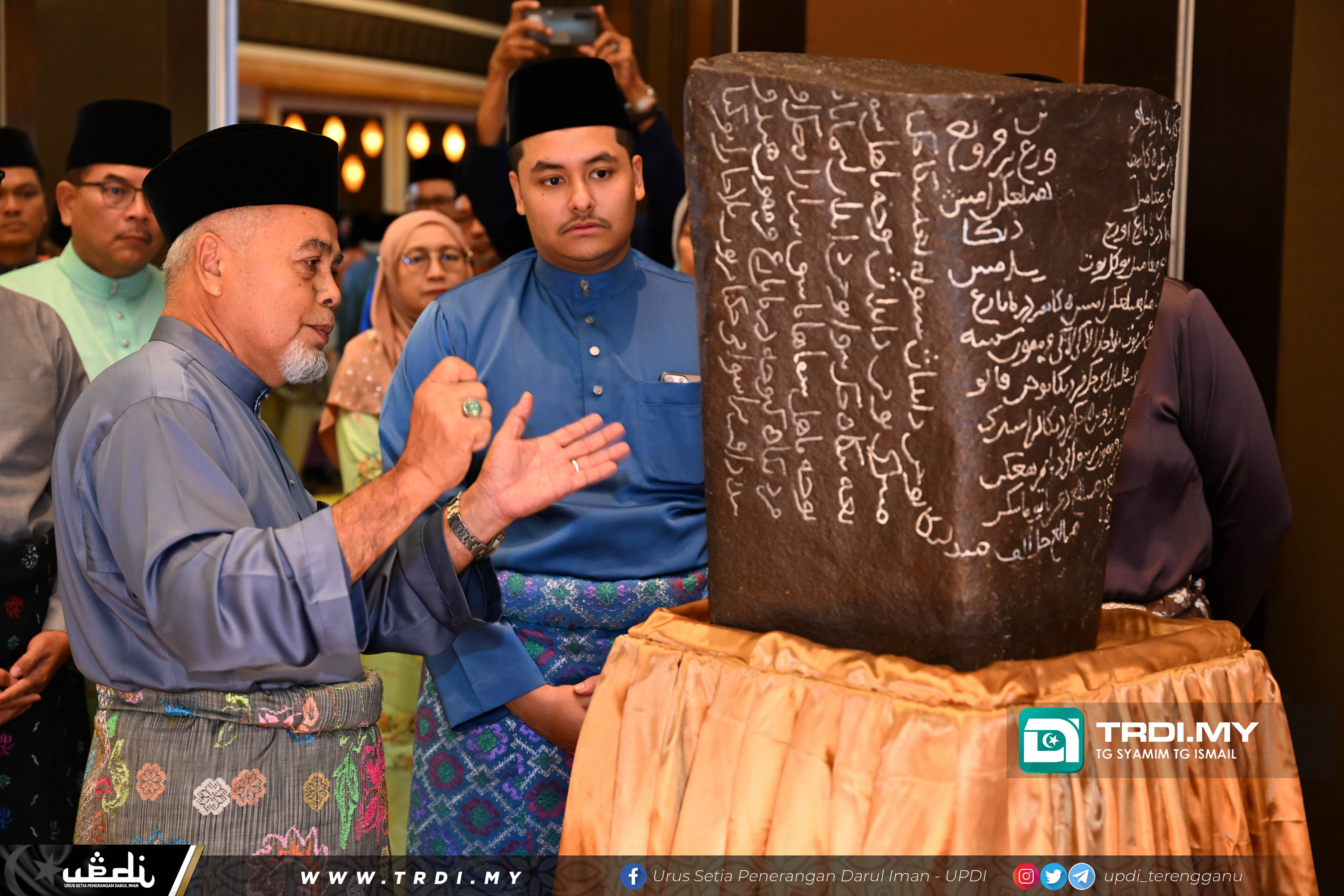 KDYMM Menyempurnakan Majlis Perasmian Simposium Pelaksanaan Syariah dalam Itqan Al-Muluk Biya'dil AsSuluk dan Pameran Oleh Semua Agensi Agama Negeri Terengganu dalam tempoh 25 tahun Pemerintahan KDYMM Sultan Terengganu bertempat di Pusat Konvensyen Taman