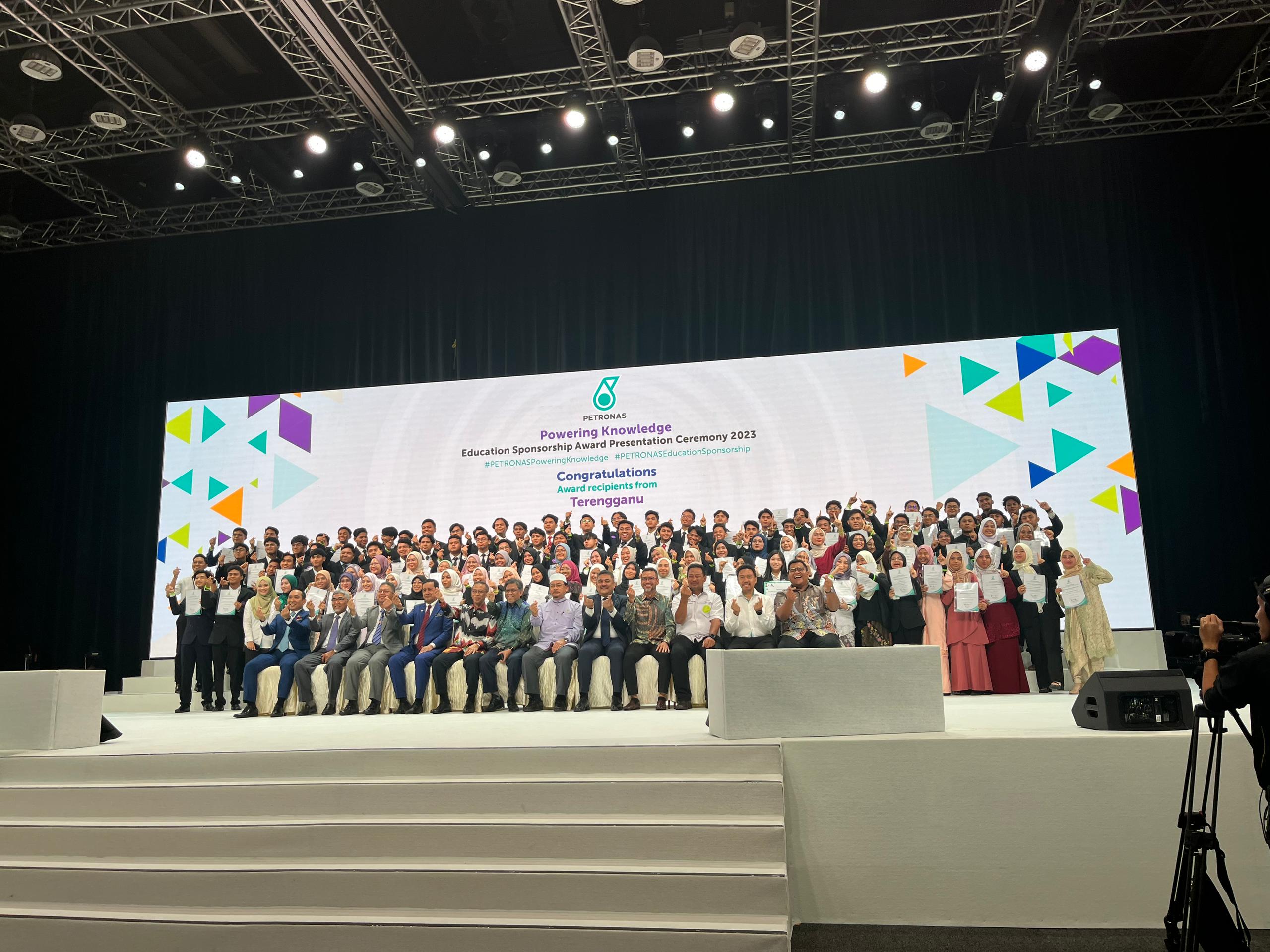 PETRONAS Taja 107 Pelajar Terengganu Cemerlang SPM