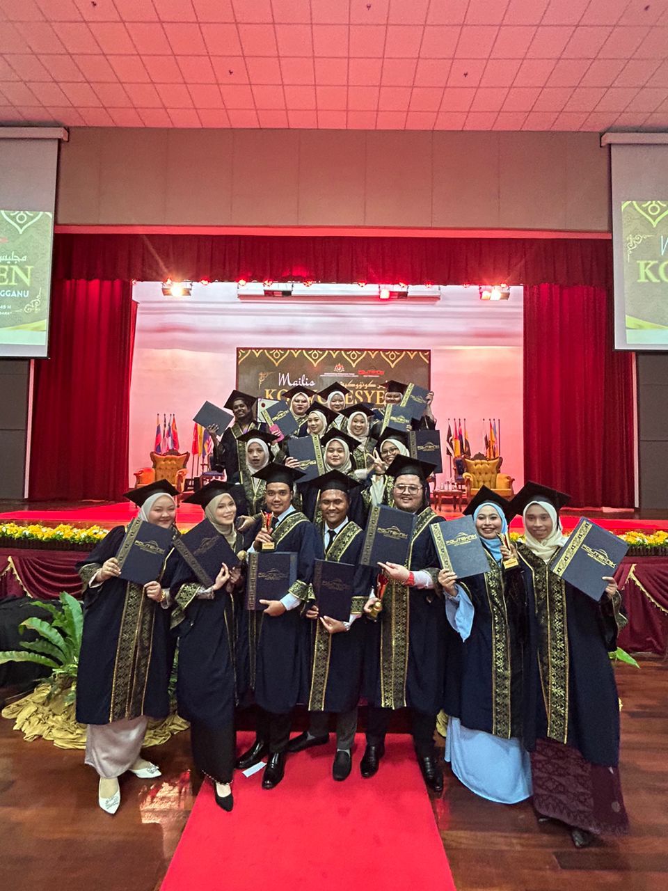 Empat Graduan PHT Terima Anugerah Pengarah