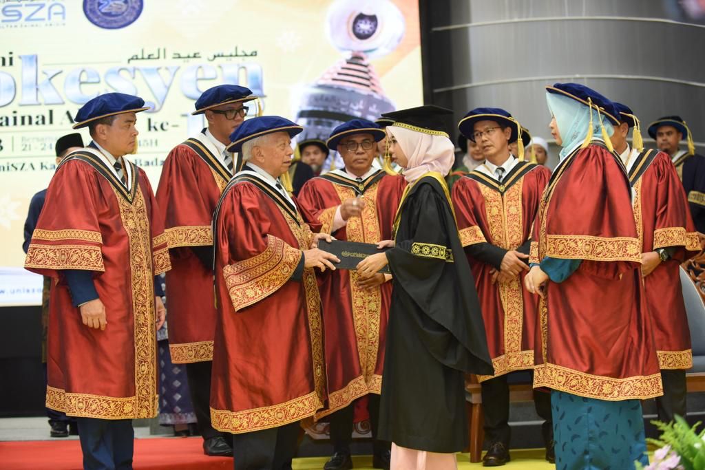 Graduan Hiba Dapat Khabar Duka 15 Minit Sebelum Terima Skrol