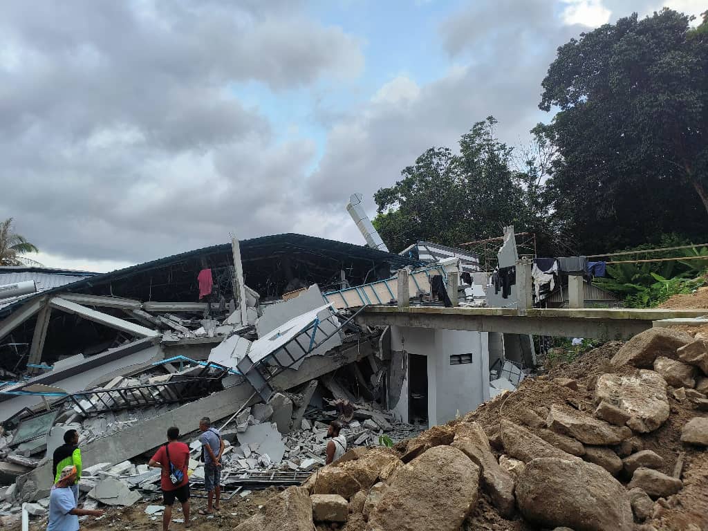 Tiga Pekerja Dikhuatiri Tertimbus Dalam Runtuhan Bangunan Resort Persendirian