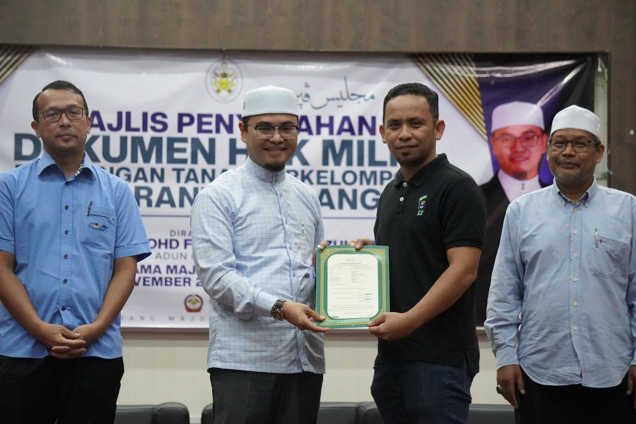 Giliran 160 Rakyat DUN Rantau Abang Terima Geran RTB