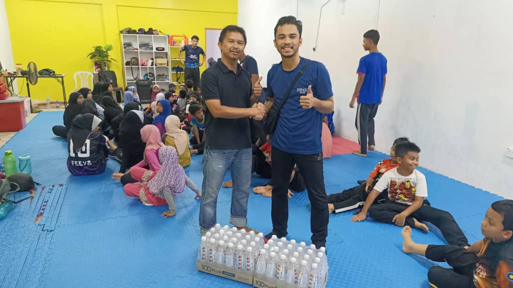 KBSS Serah Sumbangan Air Minuman Kepada Anak Didik Akademi Pesilat Cilik
