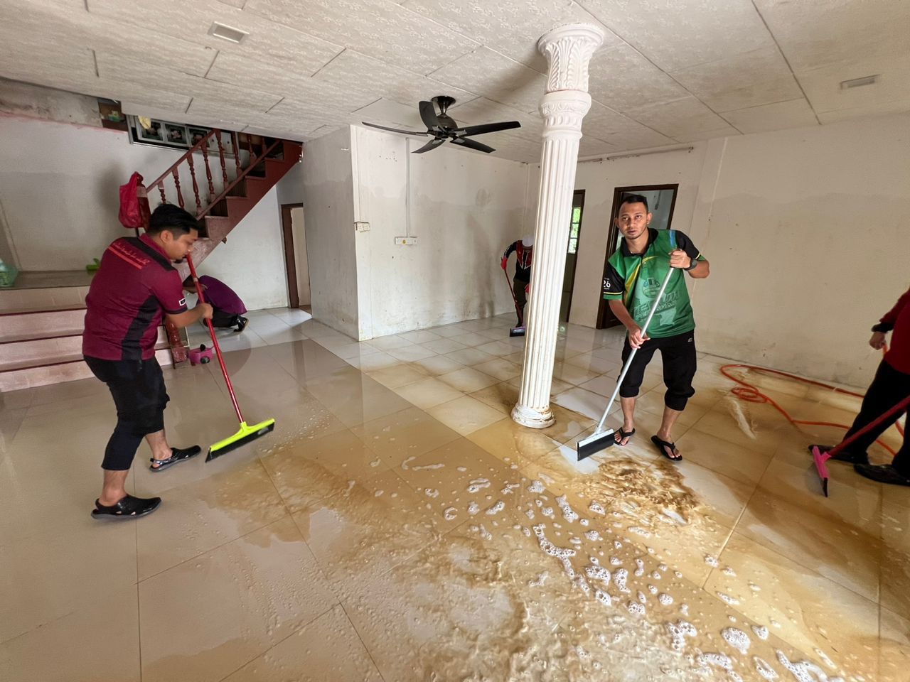 JAM Rantau Abang Gerak Anggota Bersih Rumah Mangsa Banjir