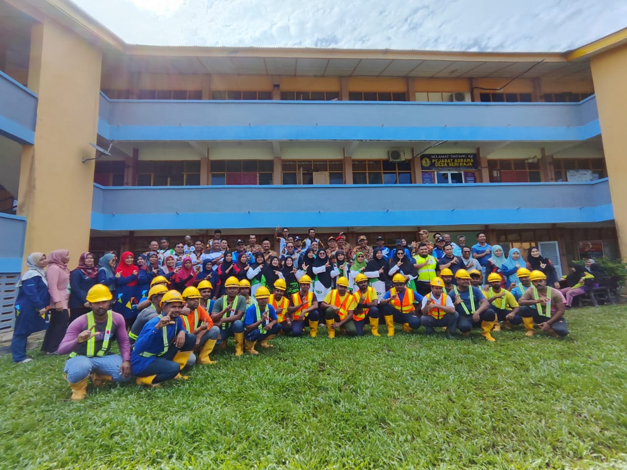Pelbagai Pihak Tampil Bersih Sekolah Pasca Banjir