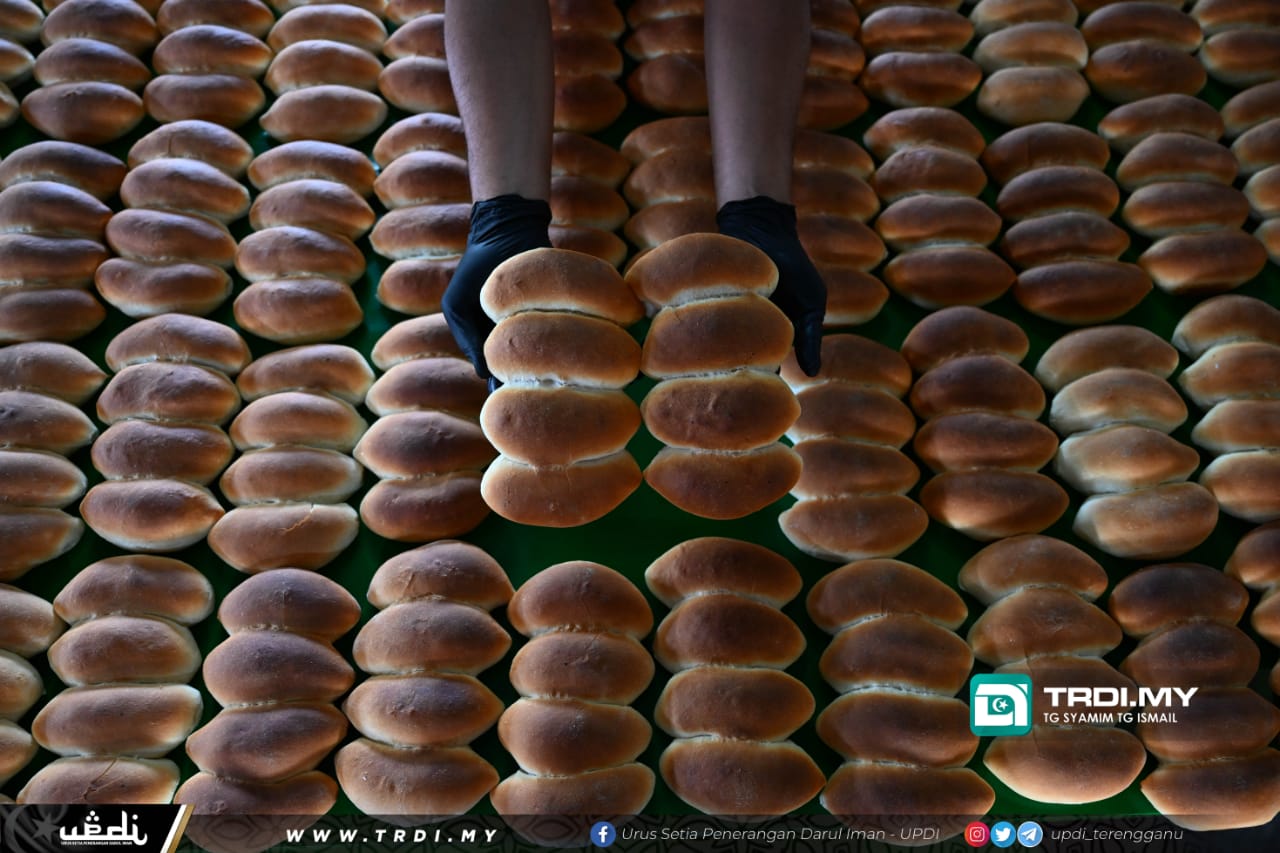 Terpikat Aroma Roti Dibakar Kayu Api