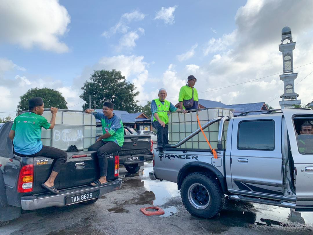 KHIDMAT Dungun Hantar Bekalan Air Bersih Ke Besut