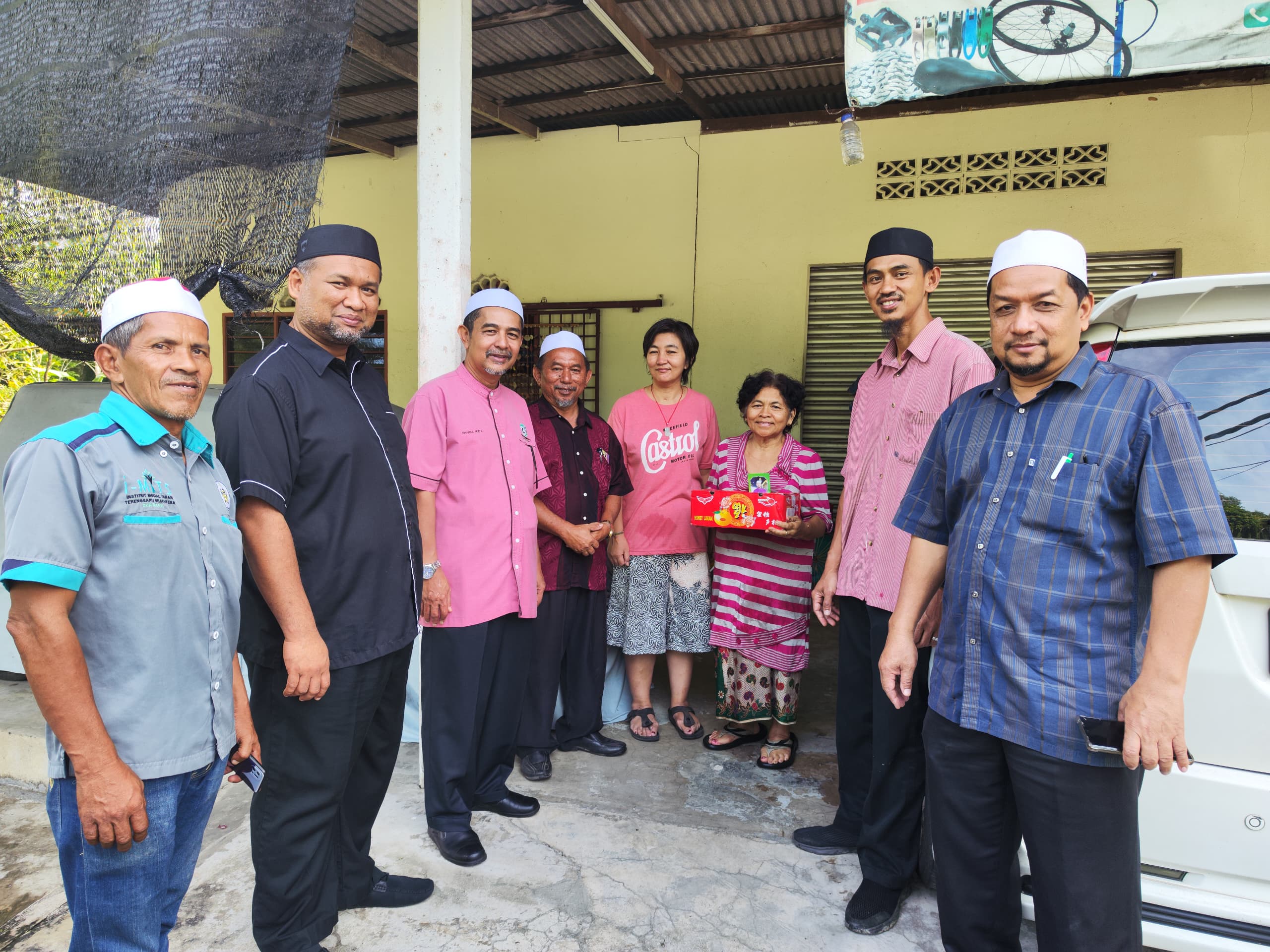 ADUN Manir Santuni Warga Tiong Hua