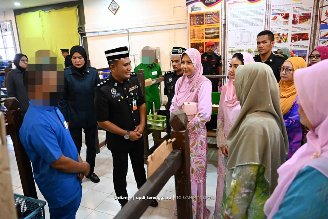 Penghuni ‘Tirai Besi’  Terharu Hasil Tenunan Songket Diiktiraf