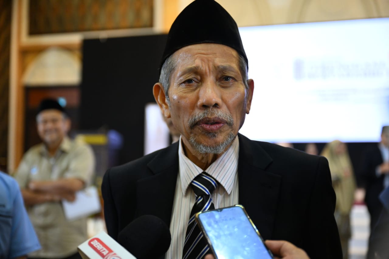 Maidam Sedia Latih Individu Minat Gunting Rambut