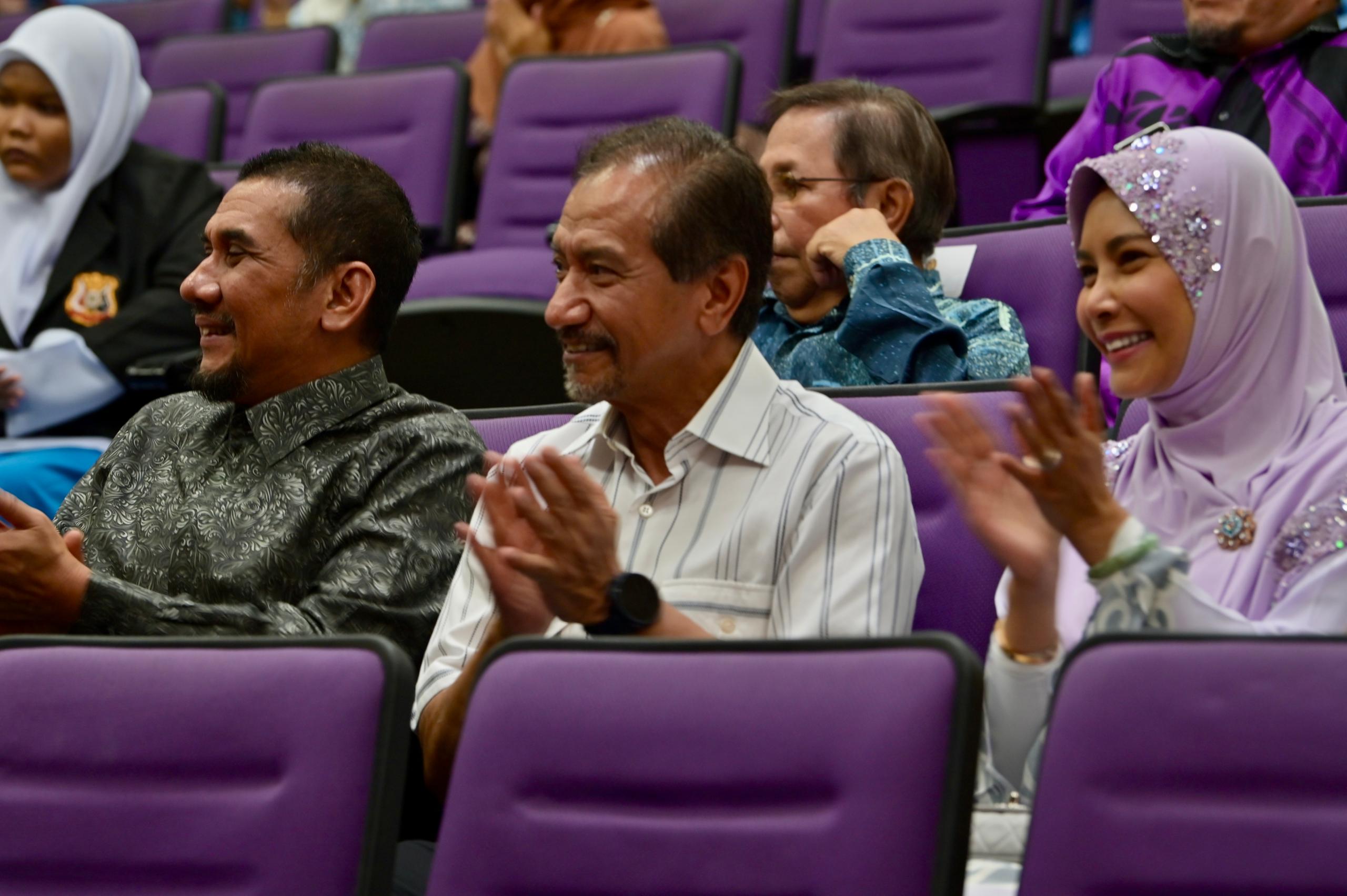 Sultan Terengganu Berkenan Lihat Gelagat Pelajar di Pertandingan Akhir Piala YDSM