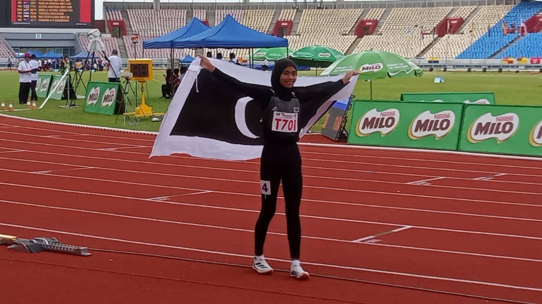 Izzatul Perbaharui Rekod Peribadi 100M