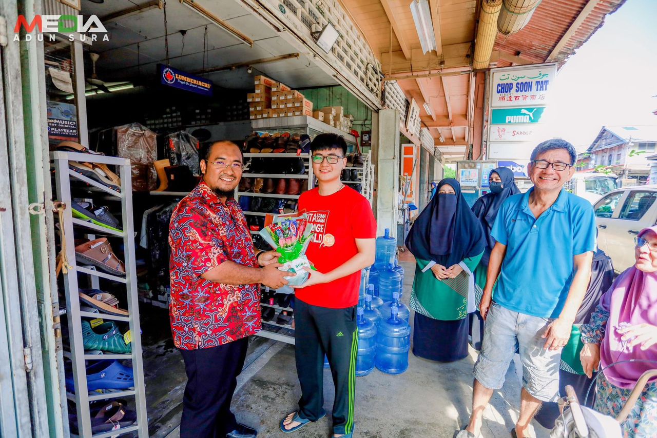 Pelajar Cemerlang STPM Terima Sumbangan ADUN Sura
