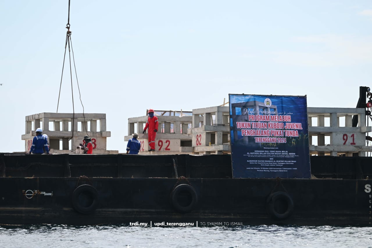 Sultan Mizan Labuh Tukun Pulihara Sumber Perikanan Terengganu