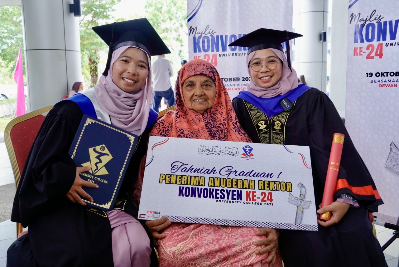 Kembar Yatim Raih Ijazah Kelas Pertama, Hargai Sokongan Nenek