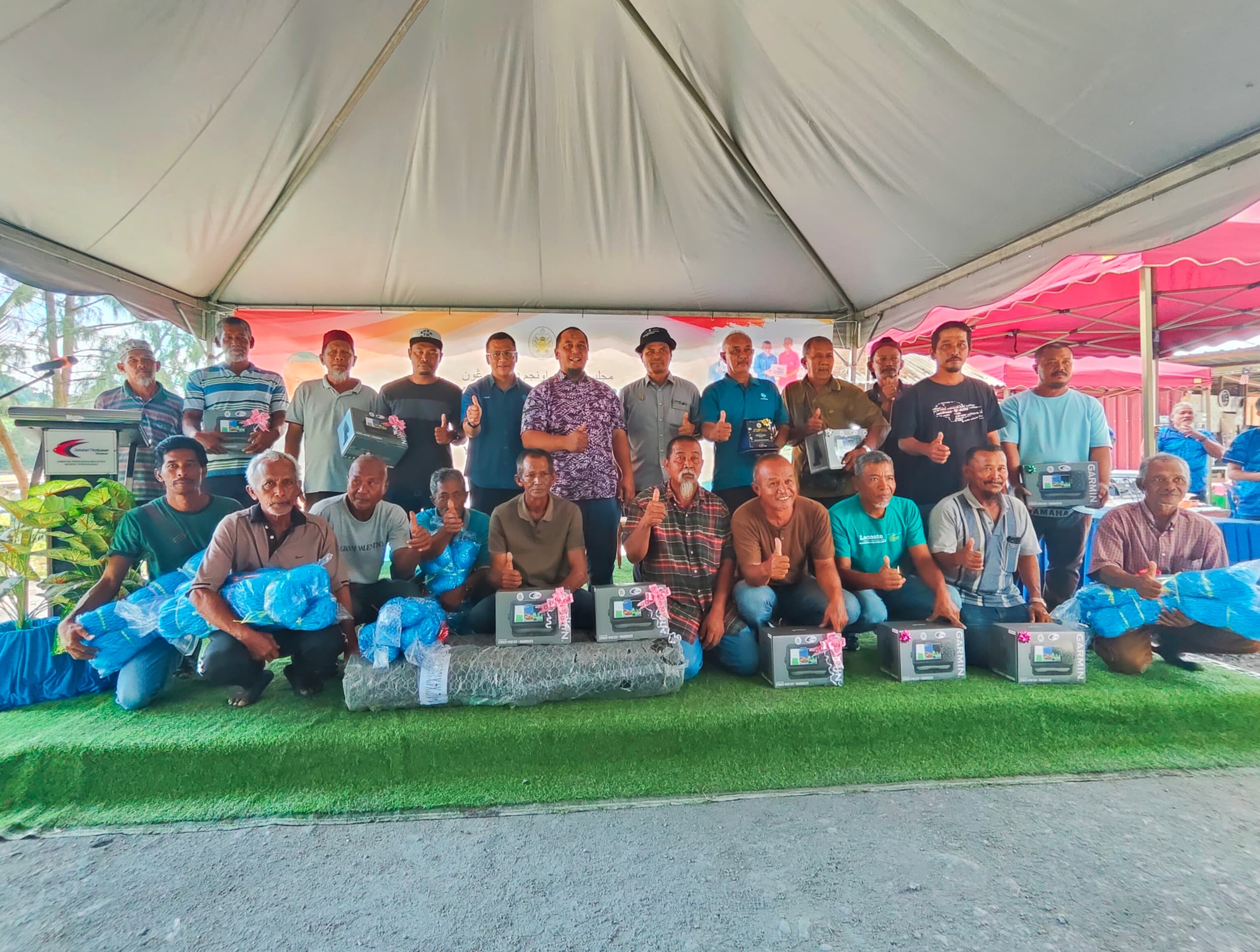 84 Nelayan Dungun, Kemaman Terima Bantuan Peralatan