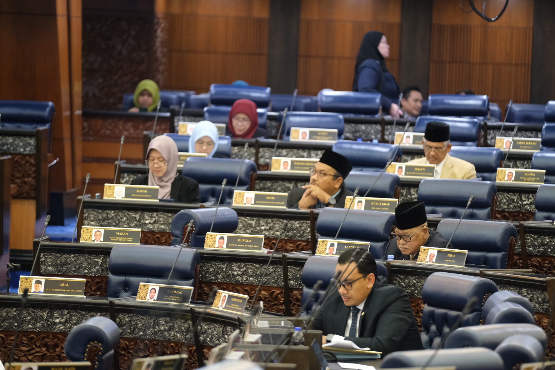 Mengapa Ahli Parlimen dan Negeri Pembangkang Diberi Layanan Berbeza?