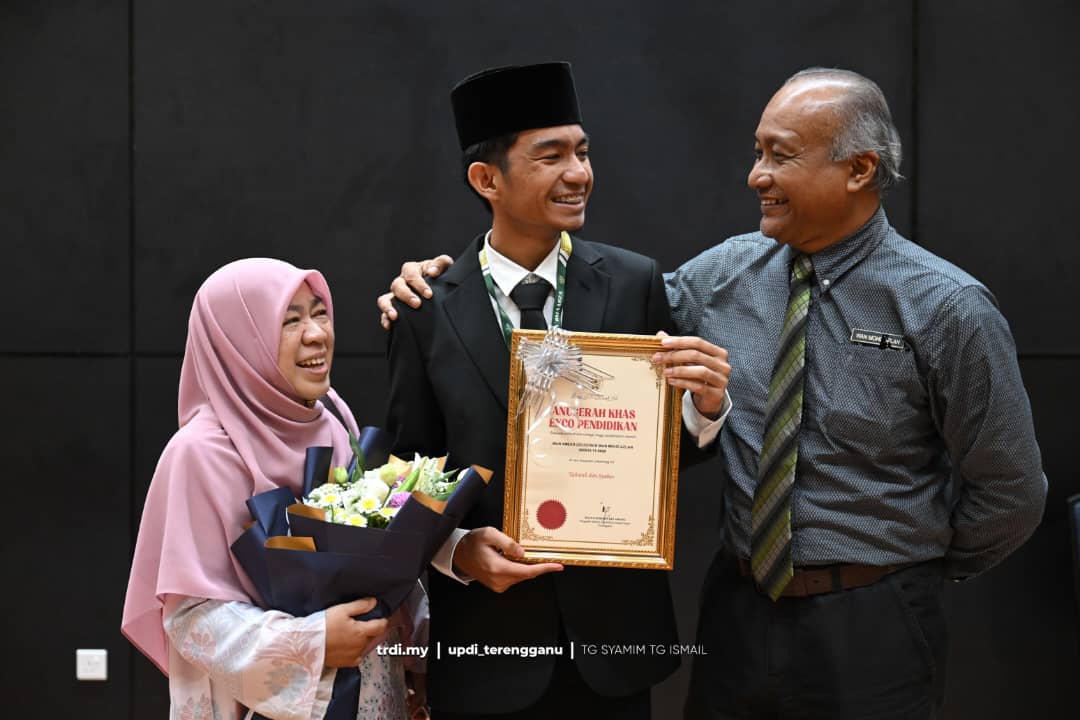 Pendebat Terbaik Bahasa Arab Terima Anugerah Khas EXCO Pendidikan