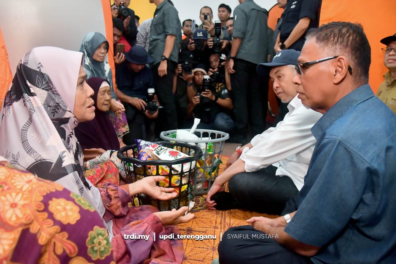 Hanafiah Iring Zahid Santuni Mangsa Banjir