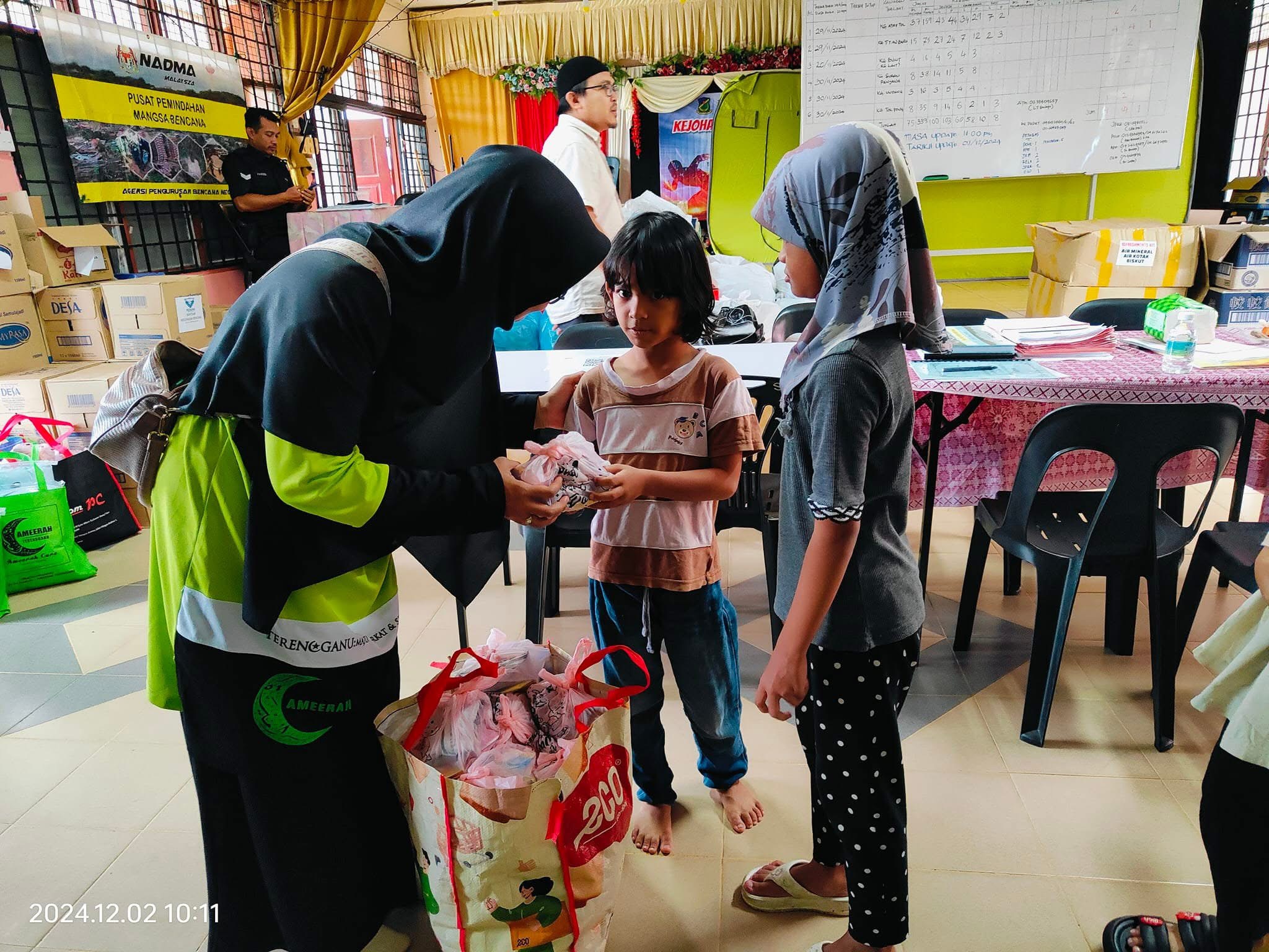 Mangsa di PPS SK Atas Tol Terima Bantuan Makanan