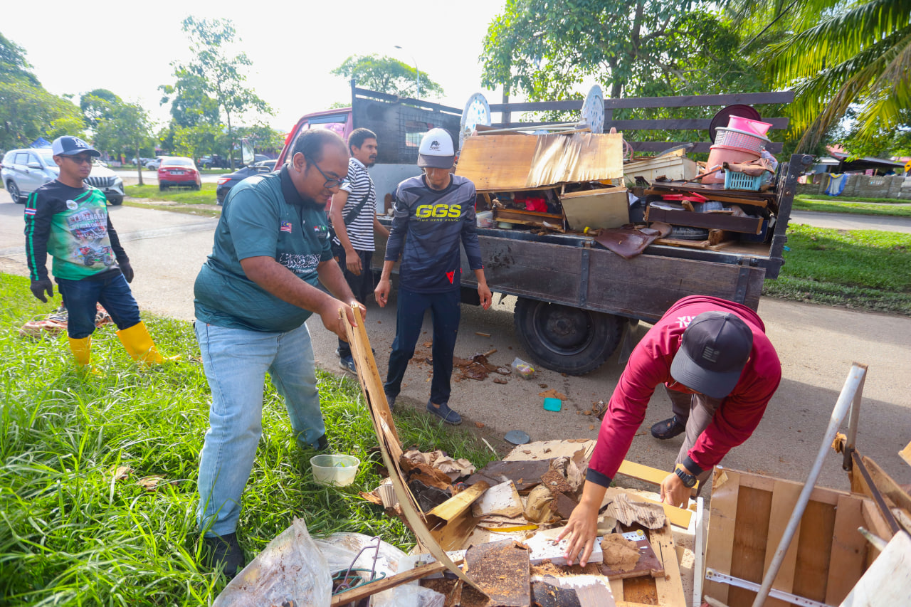 Khidmat Malaysia DUN Sura Bantu Mangsa Banjir Taman Rakyat Jaya