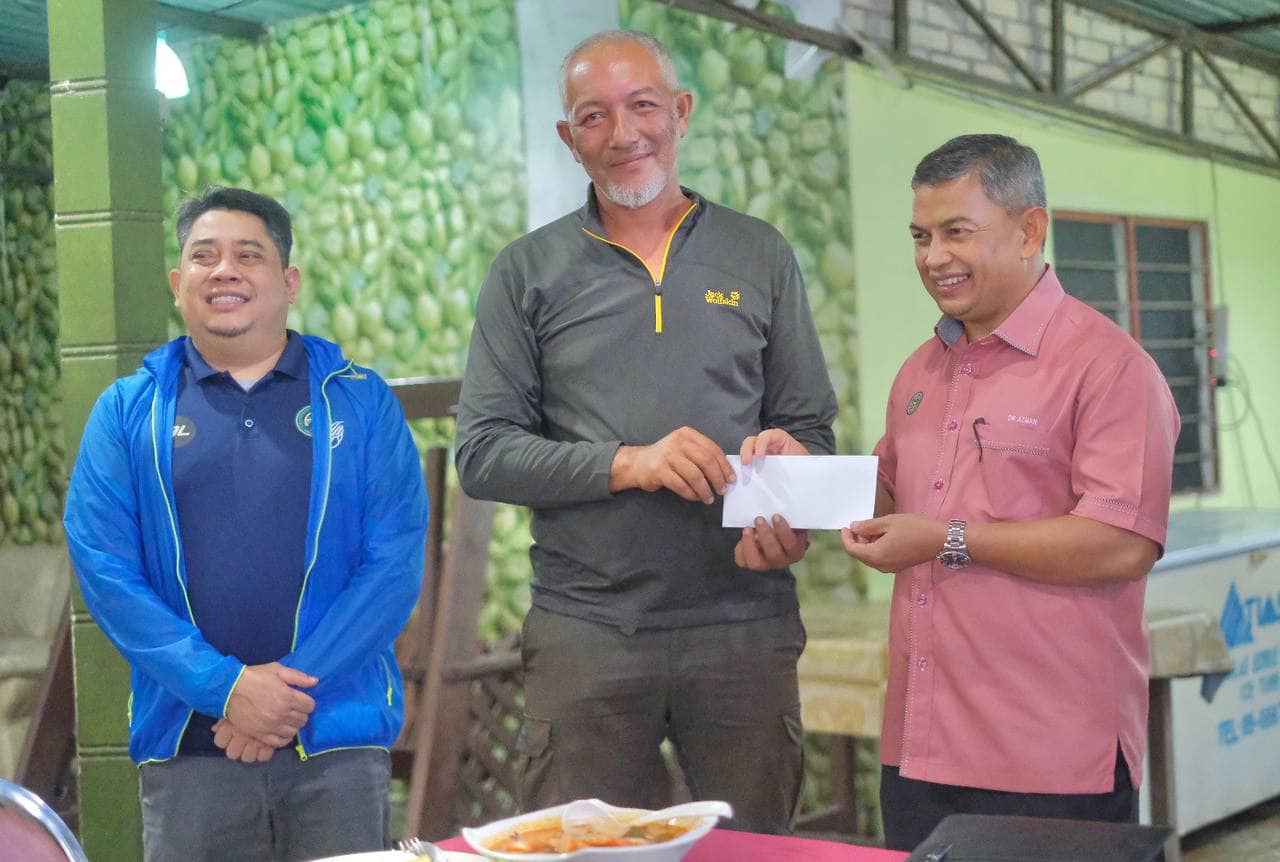 Nelayan Terjejas Kepala Air Terima Sumbangan Kerajaan