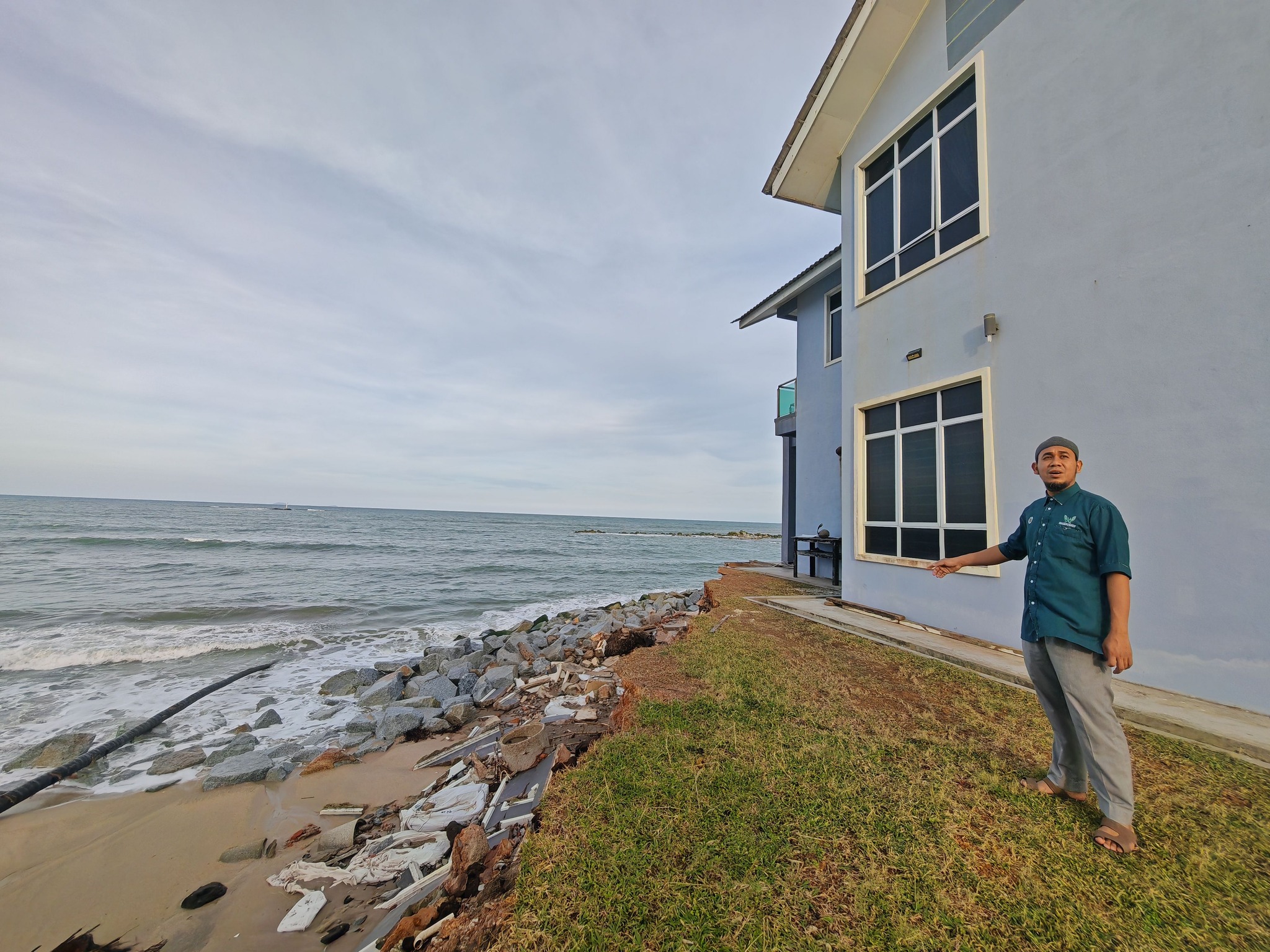 Hakisan Pantai Batu Rakit Kritikal, Kerajaan Terengganu Salur Bantuan RM80,000