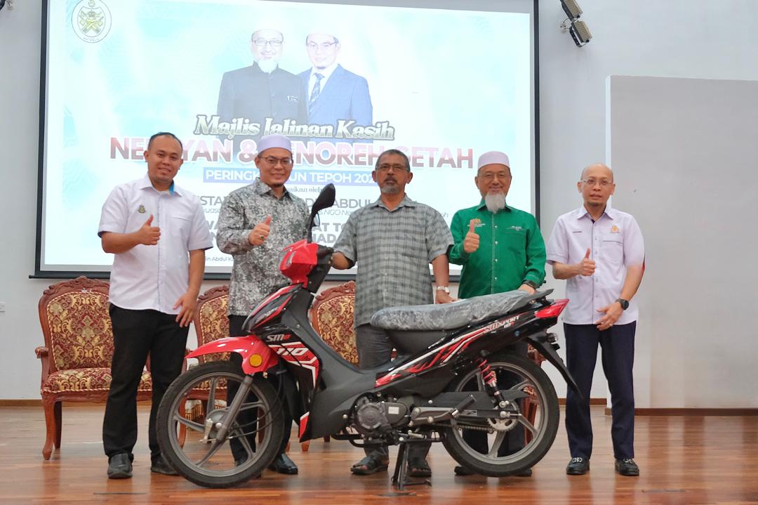 Penoreh Getah Menang Motosikal